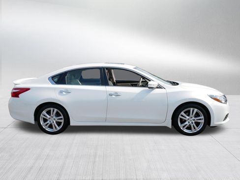 Used 2017 Nissan Altima 3.5 SL w/ 3.5SL Technology Package FWD image 8