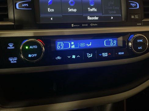 Used 2019 Toyota Highlander XLE image 22