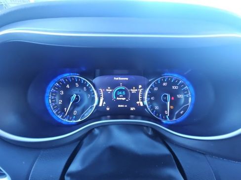 Used 2024 Chrysler Pacifica Touring-L image 18