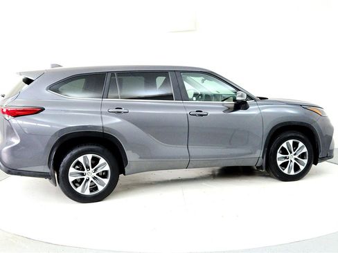 Used 2023 Toyota Highlander XLE AWD/4WD image 6