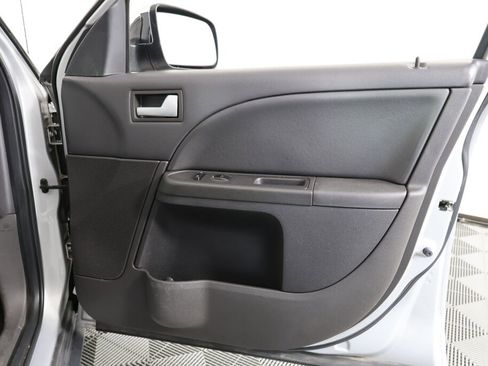 Used 2005 Ford Five Hundred Limited image 25