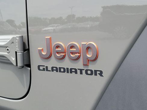 Used 2021 Jeep Gladiator Mojave w/ Cold Weather Group AWD/4WD image 7