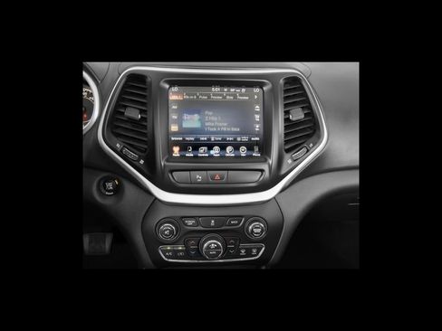Used 2017 Jeep Cherokee Overland w/ Technology Group AWD/4WD image 43