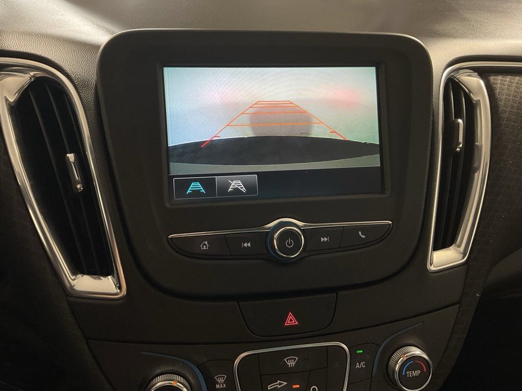 Used 2017 Chevrolet Malibu LT FWD image 3