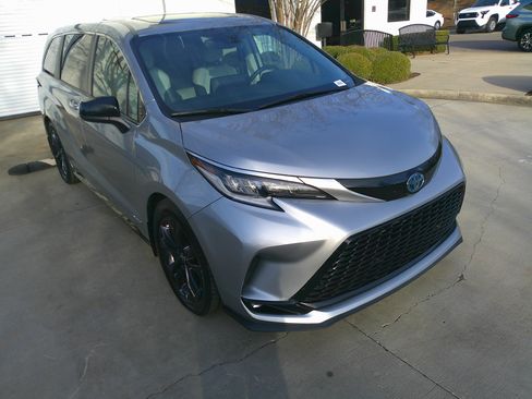 Used 2021 Toyota Sienna XSE image 39