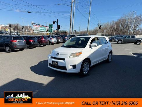 Used 2013 Scion xD image 1