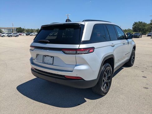 Used 2025 Jeep Grand Cherokee Altitude AWD/4WD image 5