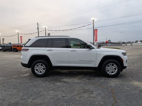 New 2025 Jeep Grand Cherokee Laredo image 9