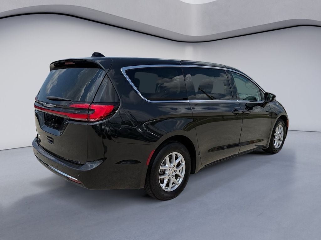 Used 2024 Chrysler Pacifica Touring-L FWD image 5