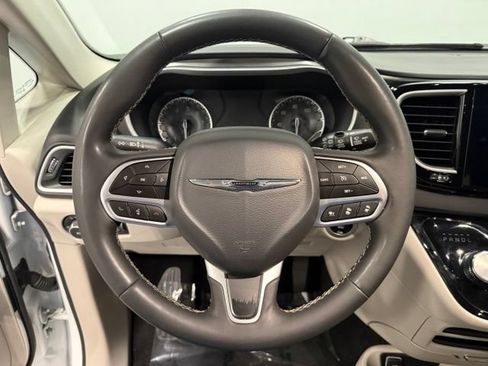 Used 2024 Chrysler Pacifica Touring-L FWD image 17