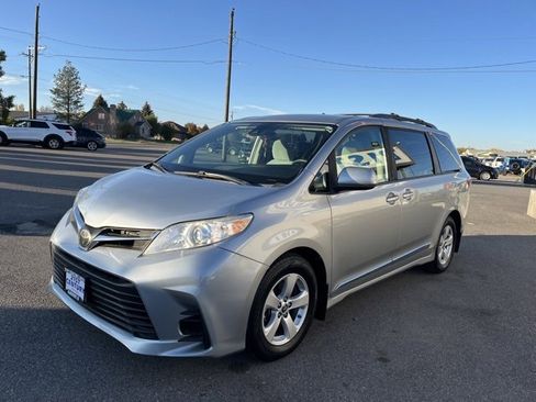 Used 2020 Toyota Sienna LE image 3