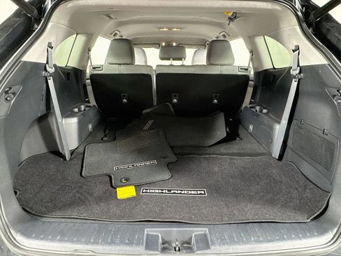 Used 2023 Toyota Highlander LE AWD/4WD image 19