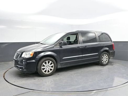 Used 2016 Chrysler Town & Country Touring FWD image 7