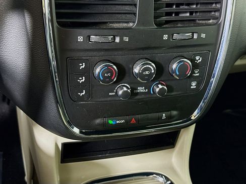 Used 2019 Dodge Grand Caravan SXT image 7