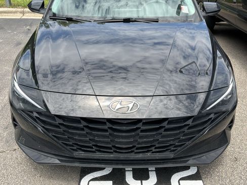 Used 2023 Hyundai Elantra SEL FWD image 2