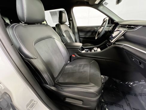 Used 2023 Jeep Grand Cherokee L Laredo image 28