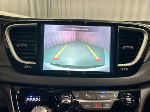 Used 2026 Chrysler Pacifica Select image 18