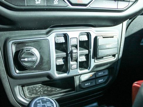 Used 2018 Jeep Wrangler Unlimited Sahara image 18