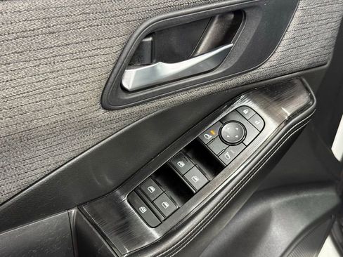 Used 2023 Nissan Rogue SV image 11