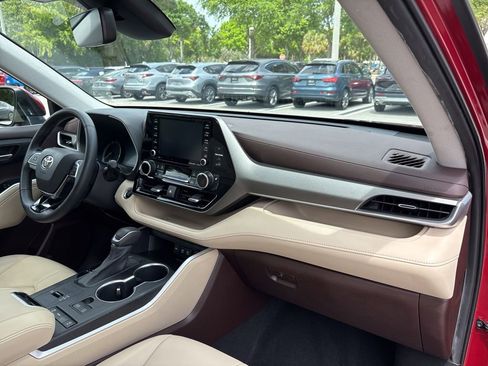 Used 2020 Toyota Highlander XLE FWD image 17