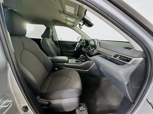 Used 2024 Toyota Highlander LE image 33
