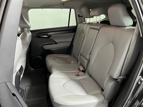 Used 2022 Toyota Highlander XLE image 12