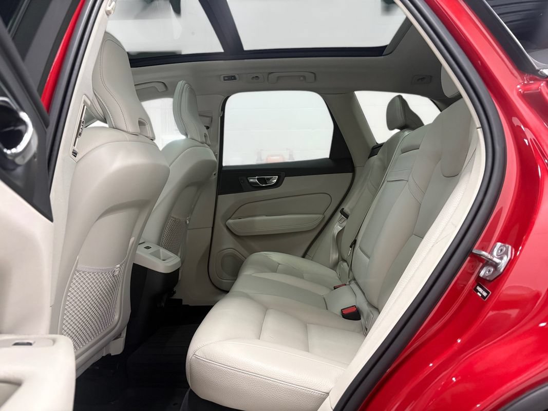 Used 2020 Volvo XC60 T5 Momentum w/ Protection Package AWD/4WD image 12