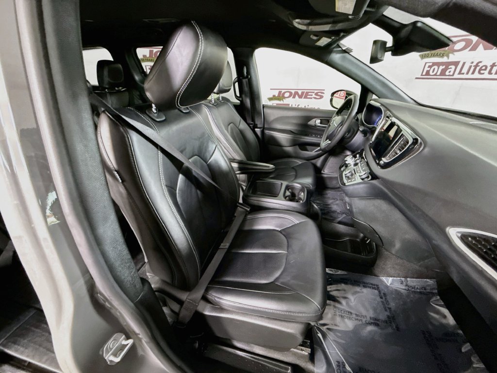 Used 2025 Chrysler Pacifica Select FWD image 33