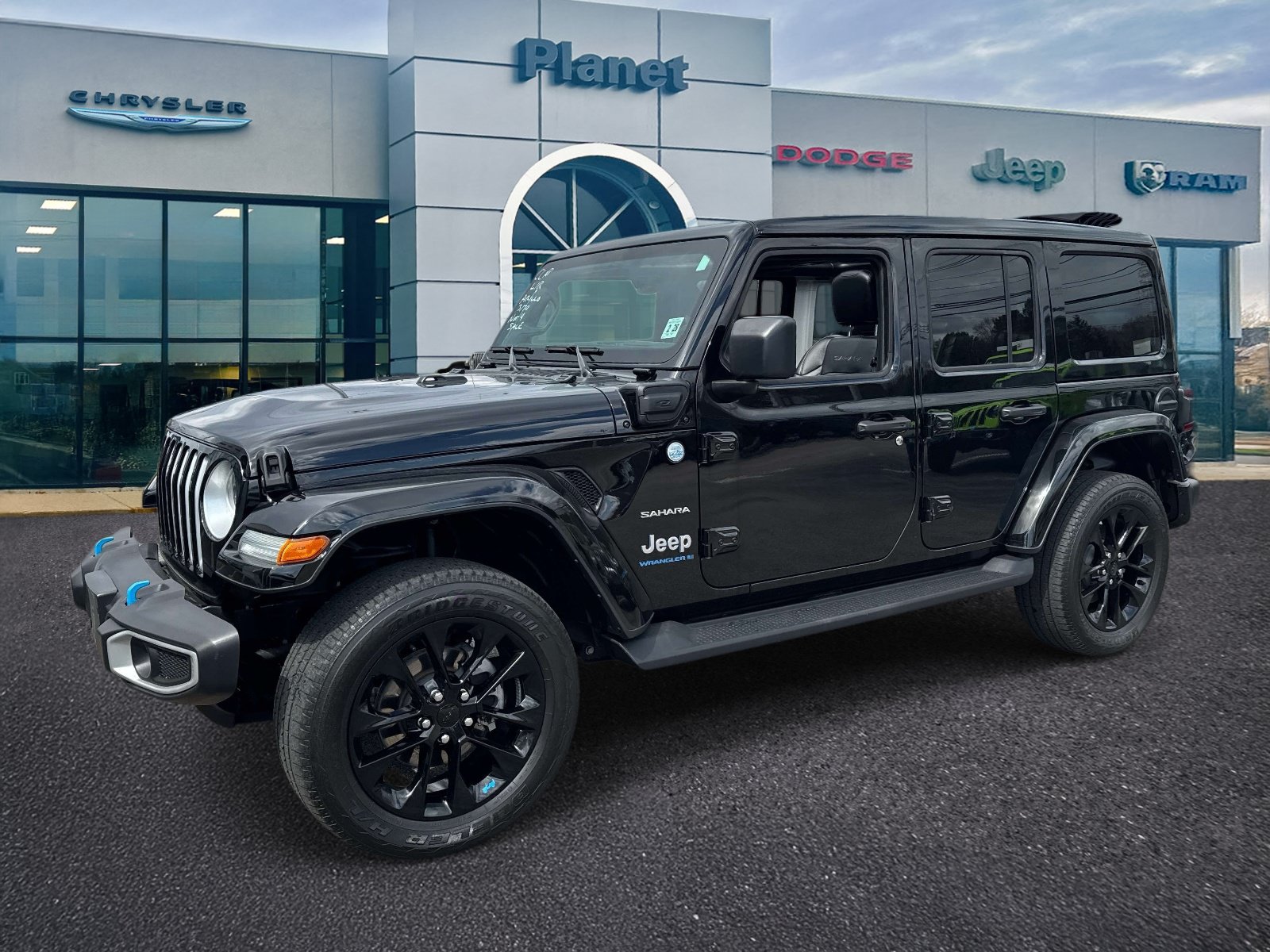 Used 2023 Jeep Wrangler Unlimited Sahara w/ Cold Weather Group AWD/4WD image 4