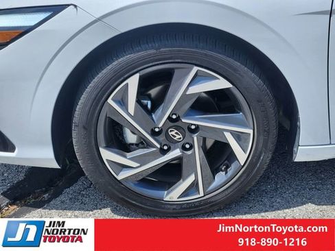Used 2025 Hyundai Elantra SEL FWD image 12