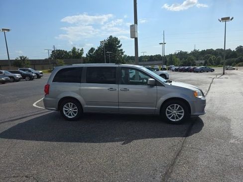 Used 2017 Dodge Grand Caravan SXT FWD image 2