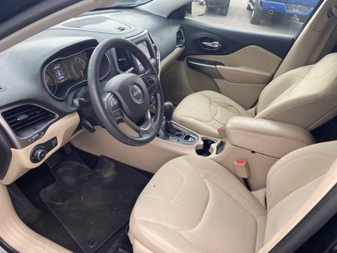 Used 2019 Jeep Cherokee Latitude FWD image 16