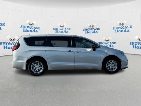 Used 2024 Chrysler Pacifica Touring-L image 9