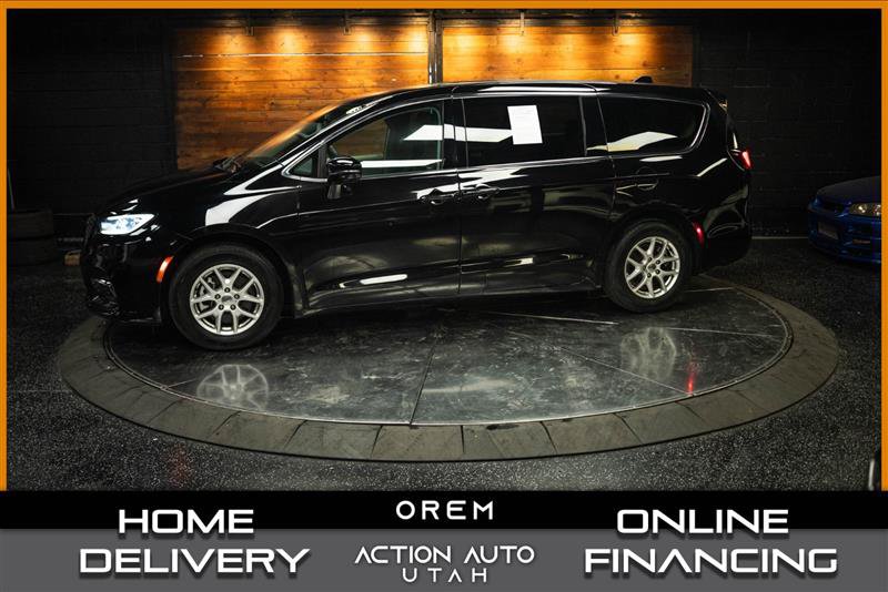 Used 2024 Chrysler Pacifica Touring-L FWD image 1