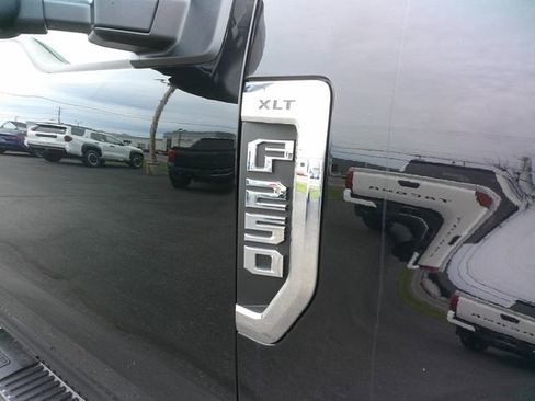 Used 2022 Ford F250 XLT w/ XLT Value Package AWD/4WD image 9