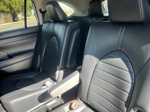 Used 2022 Toyota Highlander XLE image 17