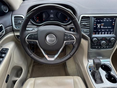 Used 2018 Jeep Grand Cherokee Overland AWD/4WD image 16