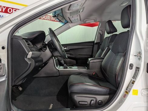 Used 2016 Toyota Camry SE image 18