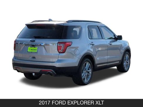 Used 2017 Ford Explorer XLT w/ Equipment Group 202A FWD image 9