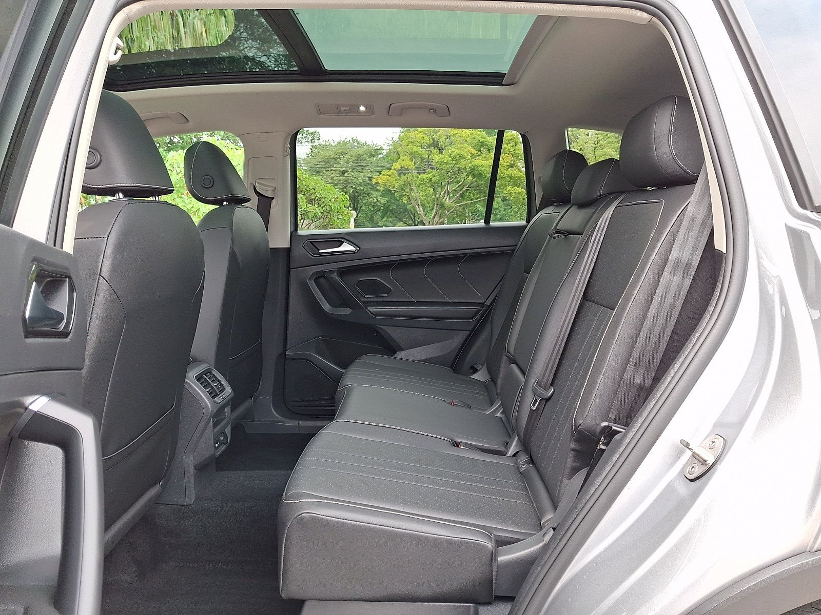 Used 2023 Volkswagen Tiguan SE AWD/4WD image 10
