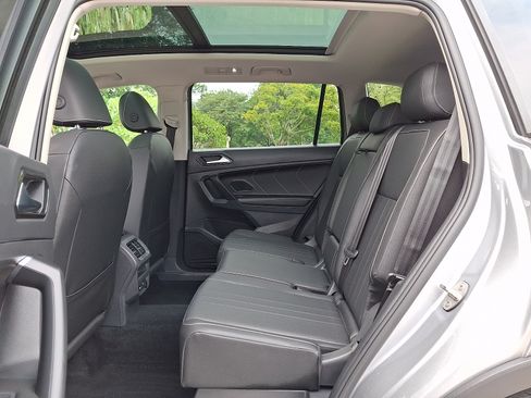 Used 2023 Volkswagen Tiguan SE AWD/4WD image 10