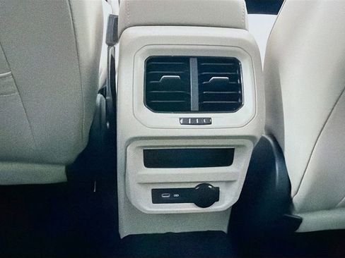 Used 2024 Volkswagen Tiguan SE image 25