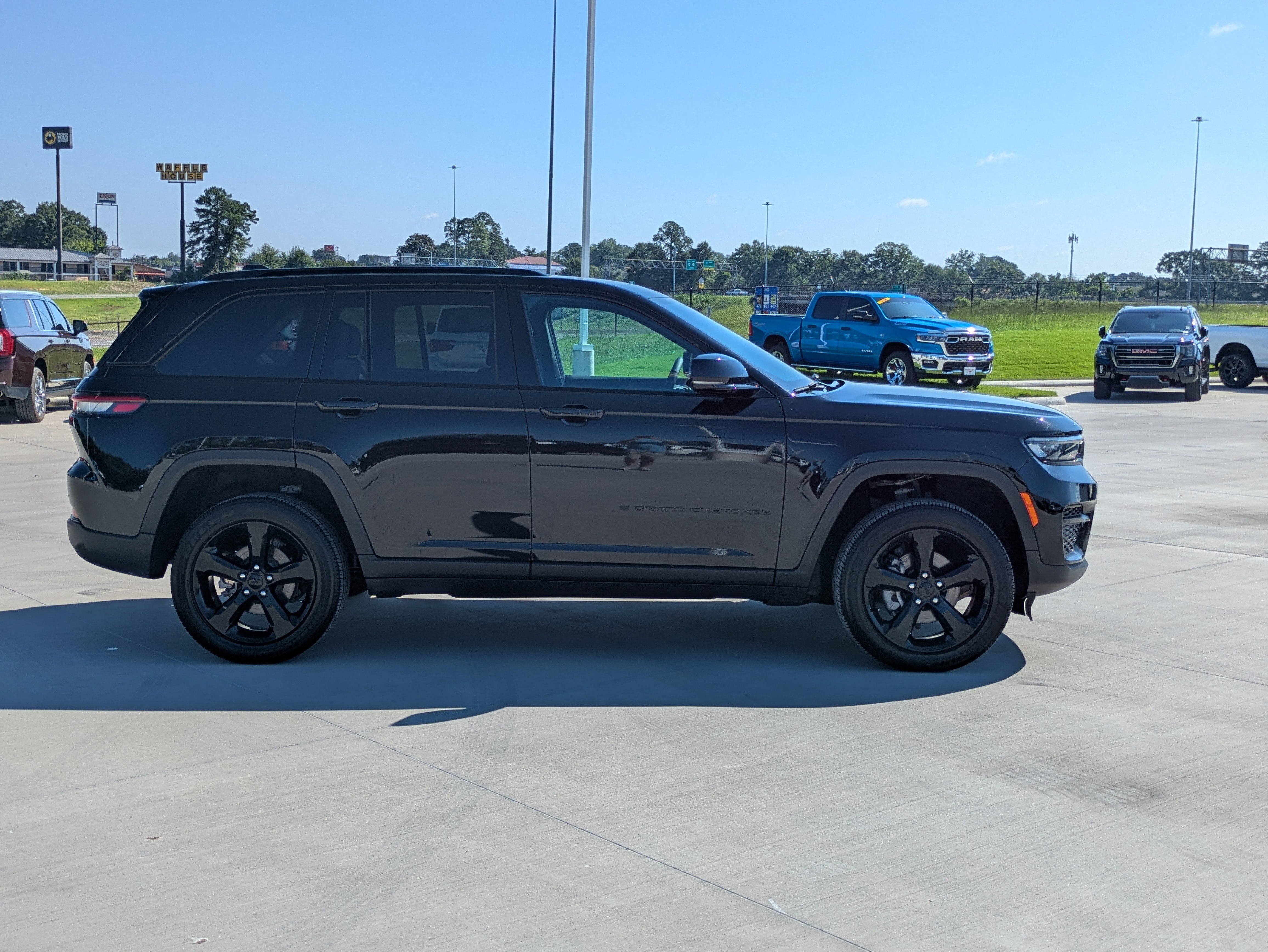 Used 2025 Jeep Grand Cherokee Altitude AWD/4WD image 6
