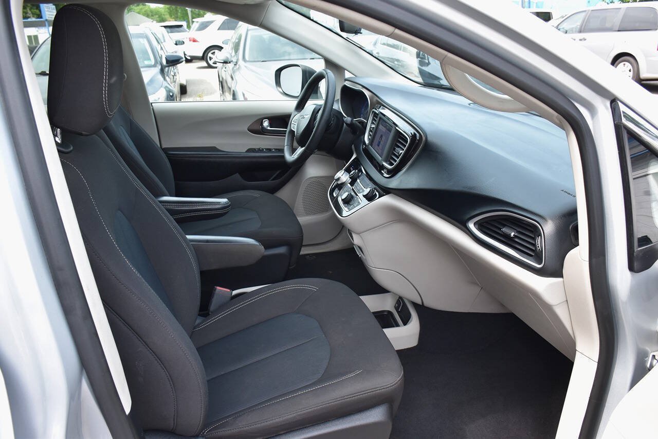 Used 2022 Chrysler Voyager LX FWD image 14