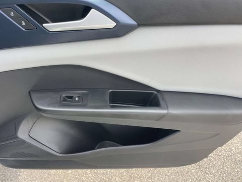 Certified 2023 Volkswagen Taos SE w/ Black Wheel Package FWD image 9
