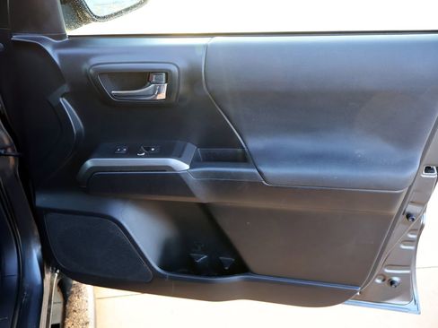 Used 2019 Toyota Tacoma TRD Sport w/ Technology Package image 13