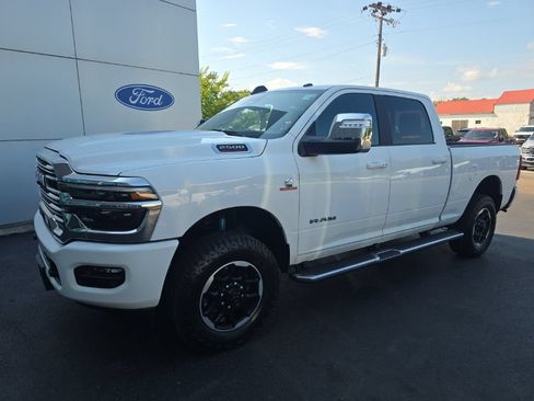 Used 2025 RAM 2500 Laramie AWD/4WD image 2