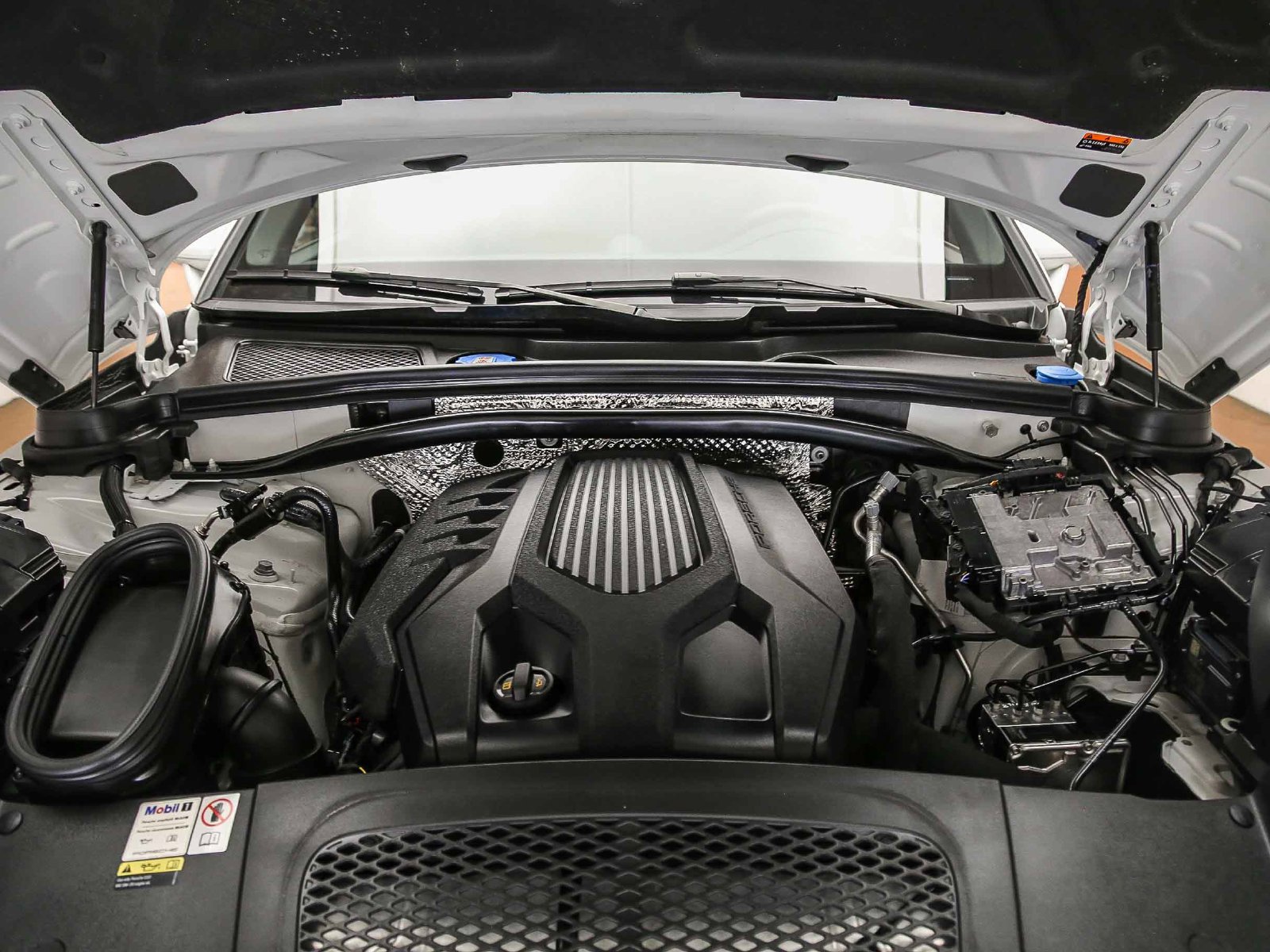 Certified 2023 Porsche Macan AWD/4WD image 32