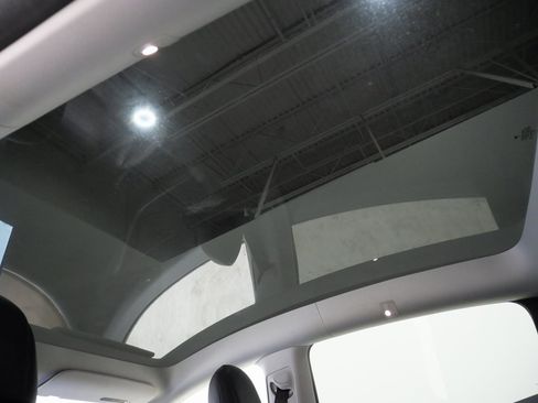 Used 2021 Tesla Model Y Long Range image 4