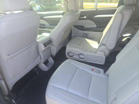 Used 2018 Toyota Highlander XLE image 12
